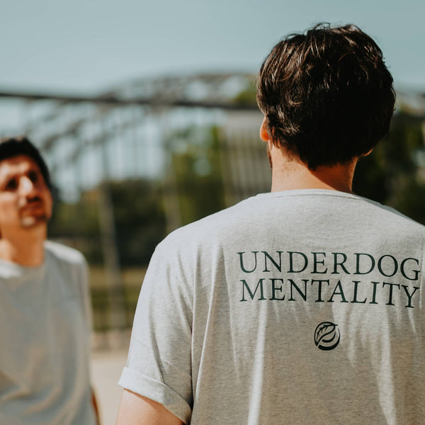 UNDERDOG MENTALITY | Natural Backprint Tee - grau meliert